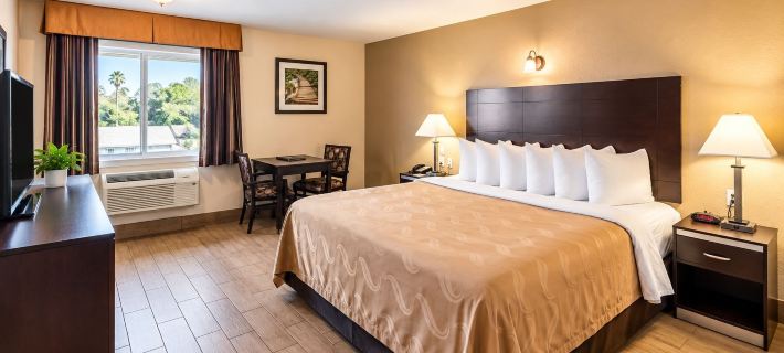 Quality Inn & Suites Near Downtown Bakersfield Отели в г. Бейкерсфилд