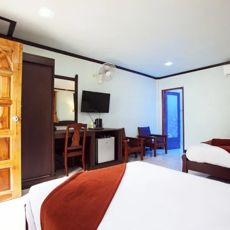 Lanta Coral Beach Resort Отели рядом с достопримечательностью «Khlong Chak Waterfall»