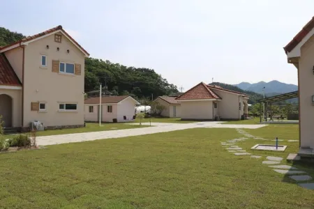 Goesan River Village Pension Отели рядом с достопримечательностью «Shinpoong Hanji Maeul»