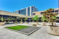 Hilton Los Angeles Airport Hotel dekat California African American Museum