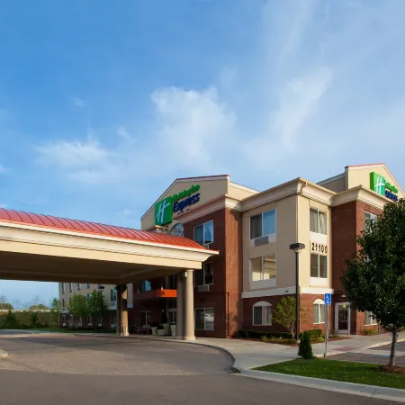 Holiday Inn Express & Suites DETROIT - FARMINGTON HILLS by IHG