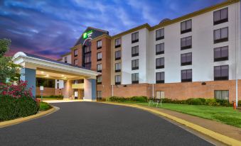 Holiday Inn Express & Suites Chesapeake