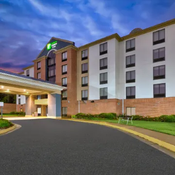Holiday Inn Express & Suites CHESAPEAKE by IHG
