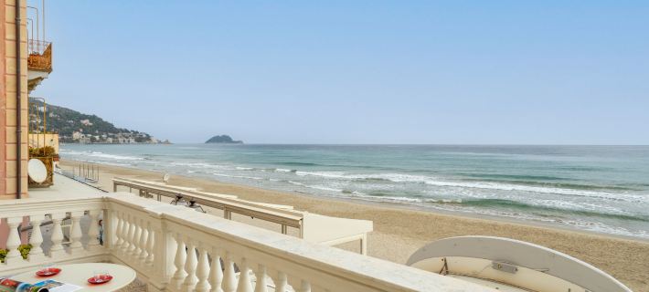 Beach House Hotels in Alassio