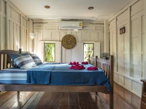 Thai-Style Bungalow on Koh Mak Island Basil House with Balcony and Kitchenette