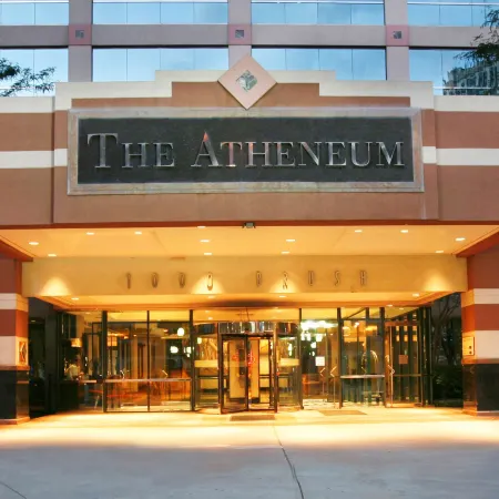 Atheneum Suite Hotel Отели рядом с достопримечательностью «Стадион «Форд Филд»»