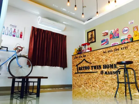 Retro Twin Home @Maesot Отели рядом с достопримечательностью «Wat Don Kaeo»