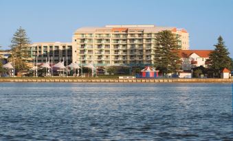 Oaks the Entrance Waterfront Suites