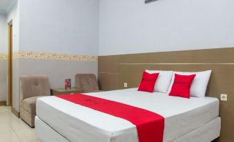 RedDoorz Near Goa Panggung