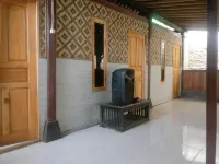 Homestay Kurnia Hotels in Dlingo