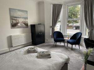 Impeccable 2-Bed Apartment in Eastbourne