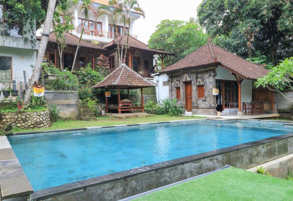 Yuliati House Ubud 수영장의 평화로운 풍경