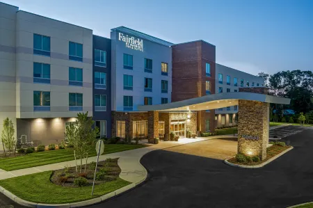 Fairfield Inn & Suites Somerset Отели рядом с достопримечательностью «Battleship Cove»