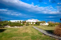 Old Bones Lodge Hotel a 