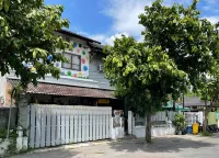 Ostic House Hotell i Suryodiningratan