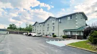 Magnuson Hotel Fort Wayne North - Coliseum - Parking