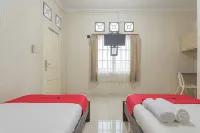 RedDoorz Syariah Near Terminal Batu Ampar 2 Hotel a West Balikpapan