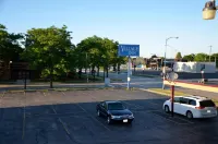 Village Inn Green Bay - parking