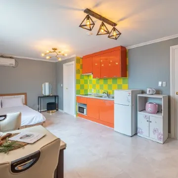 Hello Yeosu, Yeosu Pension Отели рядом с достопримечательностью «Остров Одонго»