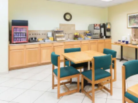 เดย์สอินน์ บายวินด์แฮม ลูเรย์ เชอนานโด โรงแรมในPage County