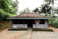 Iran Homestay Hotels in Kokap