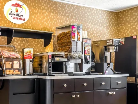 Super 8 by Wyndham North Bergen NJ/NYC Area Отели в г. Вихокен