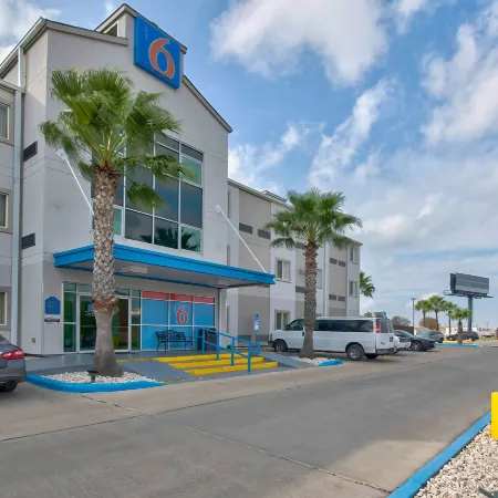 Motel 6 Eagle Pass, TX - Lakeside