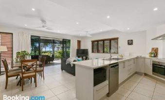 Belle Escapes Ground Floor Beachfront Apartment 15 Minutes from Cairns City