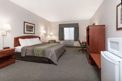 Days Inn by Wyndham Pentwater Hotel dekat Silver Lake State Park