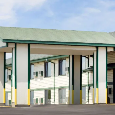 Super 8 by Wyndham Carroll