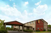 Super 8 by Wyndham Woodburn Hotels near Woodburn Premium Outlets