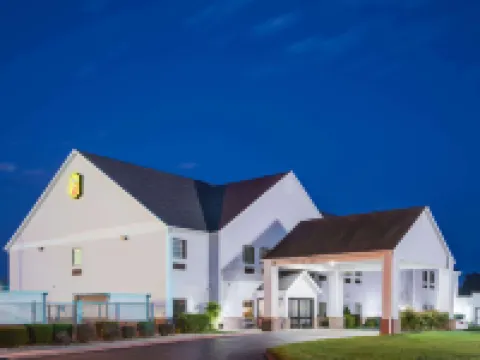 Super 8 by Wyndham Monett Hotels in Monett