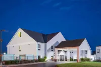 Super 8 by Wyndham Monett Hotel di 