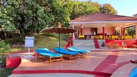 Lemon Creek Hotel Resort - bar