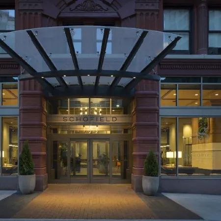 Kimpton SCHOFIELD HOTEL by IHG Отели рядом с достопримечательностью «Станция метро "Тауэр-сити - Паблик-сквер"»