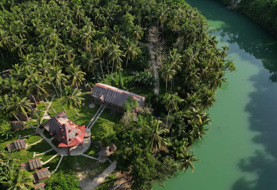 Loboc Nipa Huts Cottages Rental의 전통 가옥