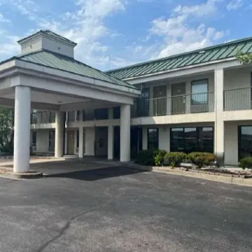 Studio 6 Suites Louisville KY  Airport Expo Center Отели рядом с достопримечательностью «Сикс Флэгз Кентакки Кингдом»