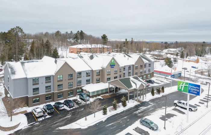 Holiday Inn Express & Suites MARQUETTE by IHG