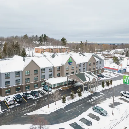 Holiday Inn Express & Suites MARQUETTE by IHG