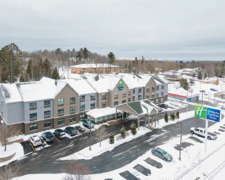 Holiday Inn Express & Suites MARQUETTE by IHG Hotels in Marquette