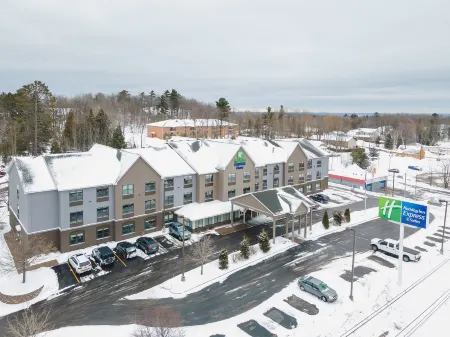 Holiday Inn Express & Suites Marquette Отели в г. Негауни