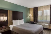 Quality Inn Galesburg Near US Highway 34 and I-74 - parking
