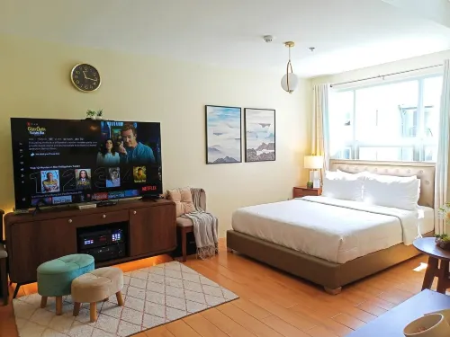 Spacious 36Sqm Studio with 65" TV Netflix Karaoke and Pool Access Near Airport and Samal Ferry Hotels in Panabo