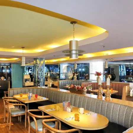 James Bay Inn Hotel, Suites & Cottage
