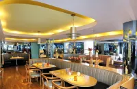 James Bay Inn Hotel, Suites & Cottage - breakfast