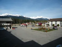 Valemount Vacation Inn - parking
