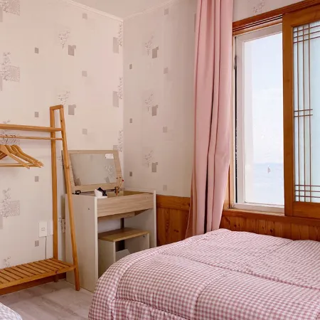 Jeju Gogo Aewol Guest House Отели рядом с достопримечательностью «Публичная библиотека в городе Эволь»