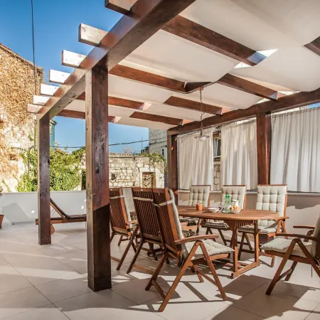 Tinel Longo, Holiday Home for up to 8, City Center, BBQ, Terrace