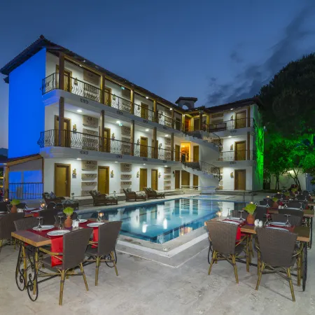 Amore Hotel Teki̇Rova