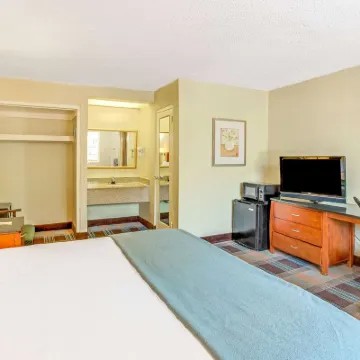 Travelodge by Wyndham Silver Spring Hotels near Beach Parkway